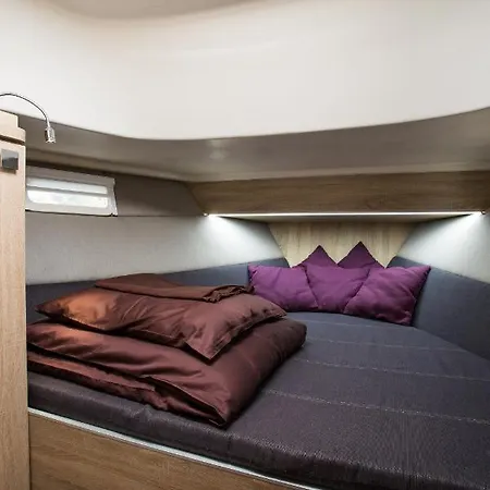 Bådhotel Jacht Motorowy Nautika 1300 Vip *