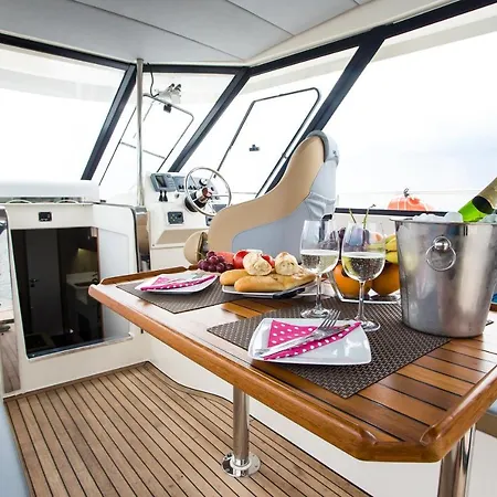 Jacht Motorowy Nautika 1300 Vip Bådhotel