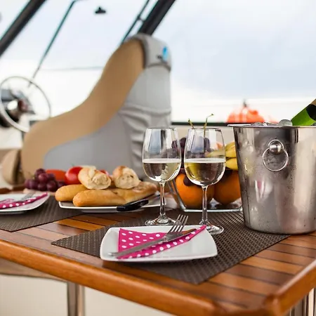 Jacht Motorowy Nautika 1300 Vip Botel Wilkasy