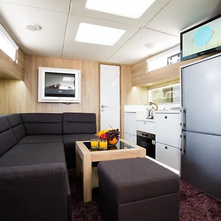 Botel Jacht Motorowy Nautika 1300 Vip